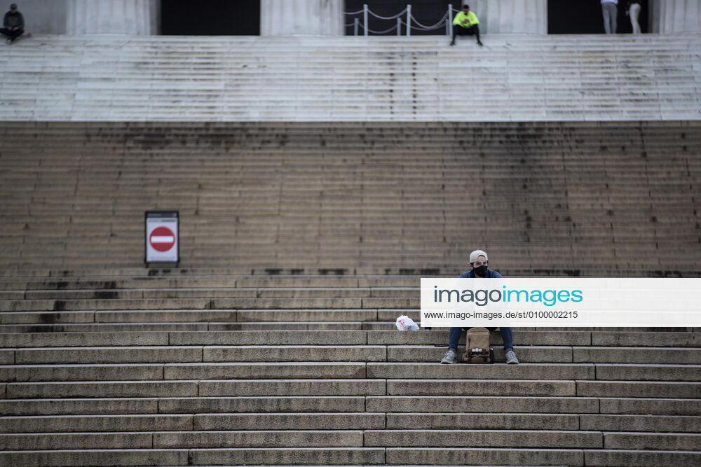 (200426) -- WASHINGTON, April 26, 2020 (Xinhua) -- A man wearing a mask sits in front of the Lincoln Memorial in Washington D.C., the United States, on April 26, 2020. Anthony Fauci, director of the U.S. National Institute of Allergy and Infectious Diseases, said the country will be able to double its COVID-19 testing capacity over the next several weeks, which is needed to safely reopen portions of the economy, according to The Hill on Sunday. (Photo by Ting Shen Xinhua) U.S.-WASHINGTON D.C.-COVID-19-TESTING CAPACITY