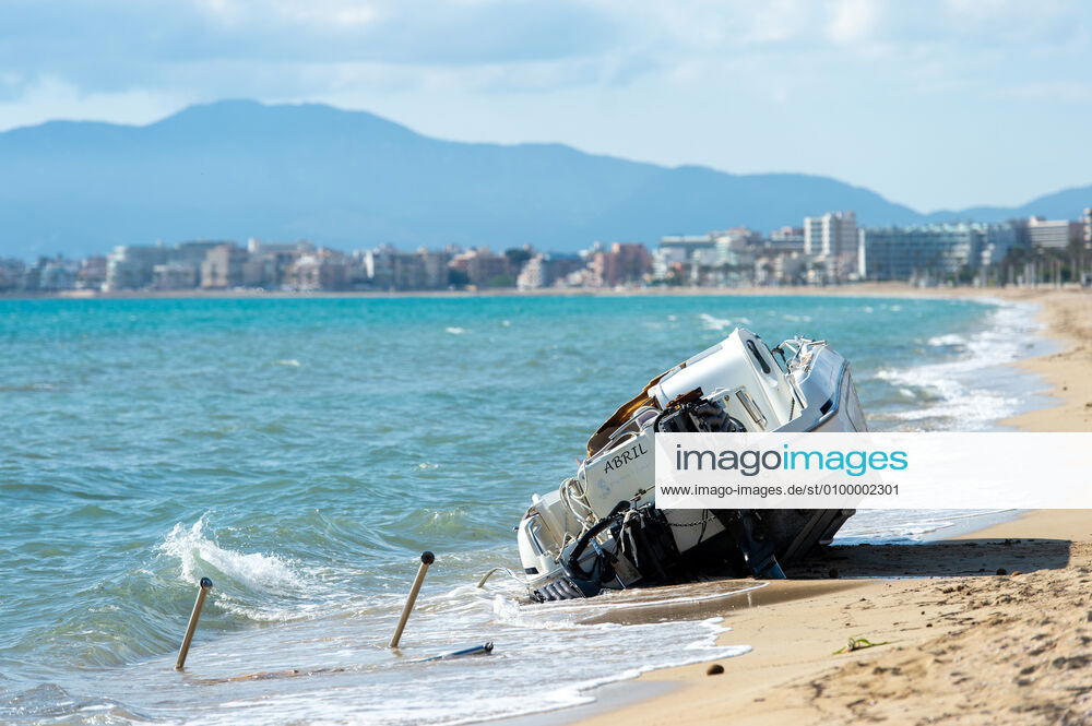 20200426 Children go out of the Home in Mallorca during Corona Lock down PALMA DE MALLORCA, SPAIN APRIL 26 2020 Stranded abandoned boat on playa de palma at the Playa de Palma at Children go out of the Home in Mallorca during Corona Lock down on April 26, 2020 in Palma de Mallorca, Palma de Mallorca Baleares Spain