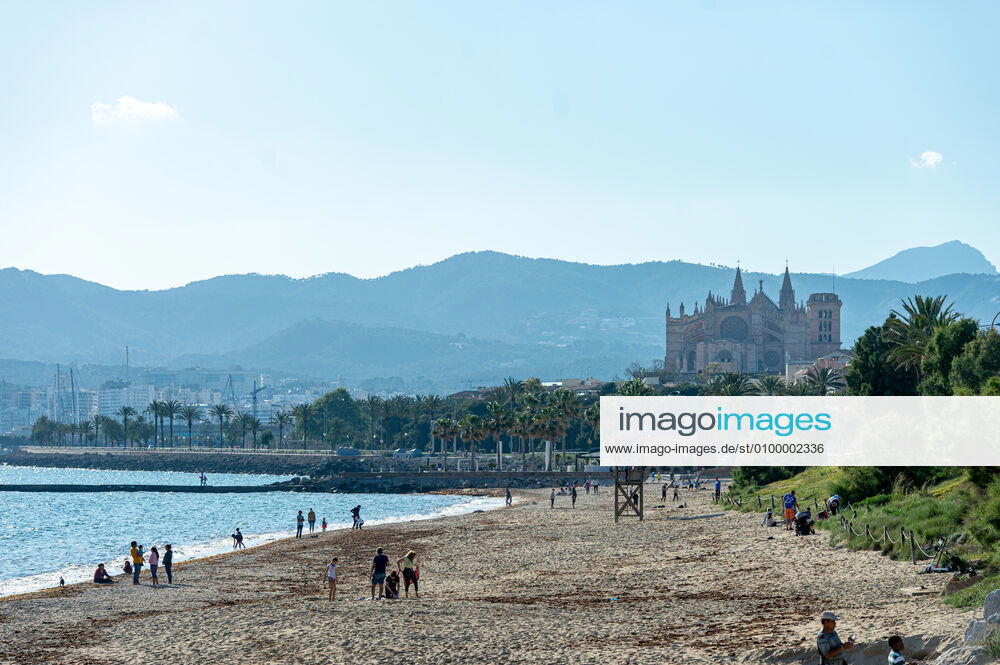 20200426 Children go out of the Home in Mallorca during Corona Lock down PALMA DE MALLORCA, SPAIN APRIL 26 2020 Palma Beach view to the Cathedral with families enjoying sun on the beach at Children go out of the Home in Mallorca during Corona Lock down on April 26, 2020 in Palma de Mallorca, Palma de Mallorca Baleares Spain