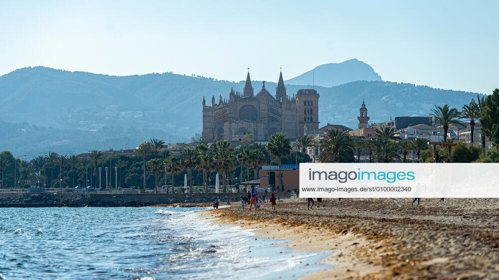 20200426 Children go out of the Home in Mallorca during Corona Lock down PALMA DE MALLORCA, SPAIN APRIL 26 2020 Palma Beach view to the Cathedral with families enjoying sun on the beach at Children go out of the Home in Mallorca during Corona Lock down on April 26, 2020 in Palma de Mallorca, Palma de Mallorca Baleares Spain