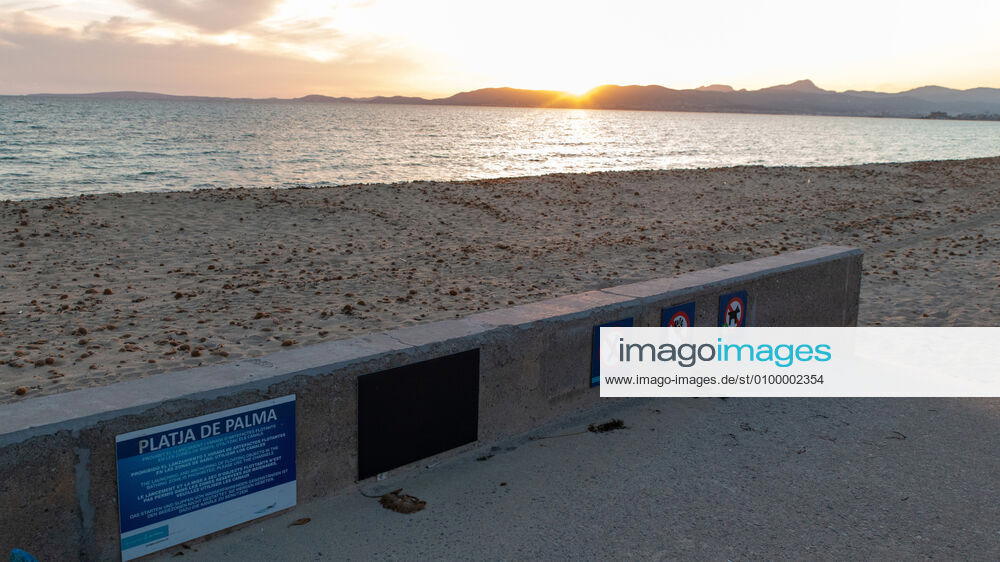 20200426 Children go out of the Home in Mallorca during Corona Lock down PALMA DE MALLORCA, SPAIN APRIL 26 2020 sunset at the Playa de Palma at Children go out of the Home in Mallorca during Corona Lock down on April 26, 2020 in Palma de Mallorca, Palma de Mallorca Baleares Spain