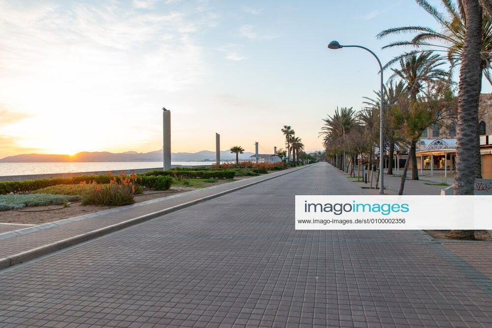 20200426 Children go out of the Home in Mallorca during Corona Lock down PALMA DE MALLORCA, SPAIN APRIL 26 2020 sunset at the Playa de Palma at Children go out of the Home in Mallorca during Corona Lock down on April 26, 2020 in Palma de Mallorca, Palma de Mallorca Baleares Spain