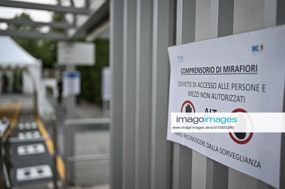 Coronavirus in Italien, Sicherheitsvorkehrungen am Werk von Fiat Chrysler in Turin Coronavirus emergency: temperature controls and mask delivery to the FCA gates of the Mirafiori plant in the photo: signs at door 2 of the Mirafiori plant