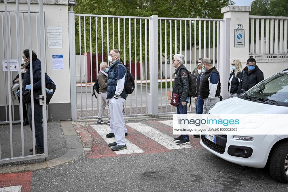 Coronavirus in Italien, Sicherheitsvorkehrungen am Werk von Fiat Chrysler in Turin Coronavirus emergency: temperature controls and delivery of masks to the FCA Mirafiori factory gates in the photo: