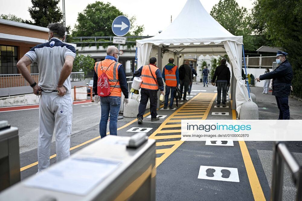 Coronavirus in Italien, Sicherheitsvorkehrungen am Werk von Fiat Chrysler in Turin Coronavirus emergency: temperature controls and delivery of masks to the FCA Mirafiori factory gates in the photo: