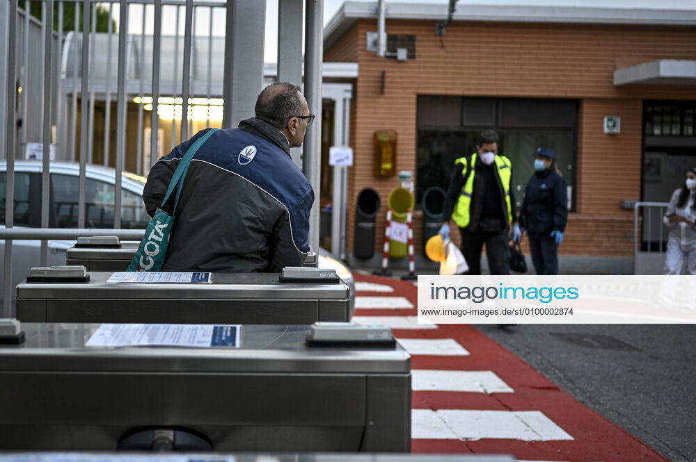 Coronavirus in Italien, Sicherheitsvorkehrungen am Werk von Fiat Chrysler in Turin Coronavirus emergency: temperature controls and delivery of masks to the FCA Mirafiori factory gates in the photo: