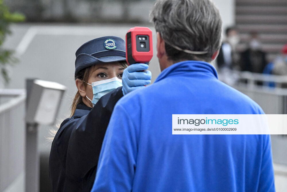 Coronavirus in Italien, Sicherheitsvorkehrungen am Werk von Fiat Chrysler in Turin Coronavirus emergency. Temperature controls and delivery of masks to the FCA gates of the Mirafiori plant in the photo: temperature control with scanner