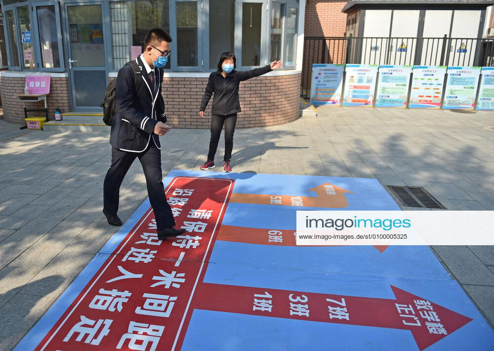 (200427) -- BEIJING, April 27, 2020 -- A student follows marks on the ground to head for his classroom at Guangqumen Middle School in Beijing, capital of China, April 27, 2020. Senior high schools in Beijing on Monday restarted classes for seniors, who will take the national college entrance exam on July 7-10. ) CHINA-BEIJING-STUDENTS-BACK TO SCHOOL (CN) ChenxZhonghao