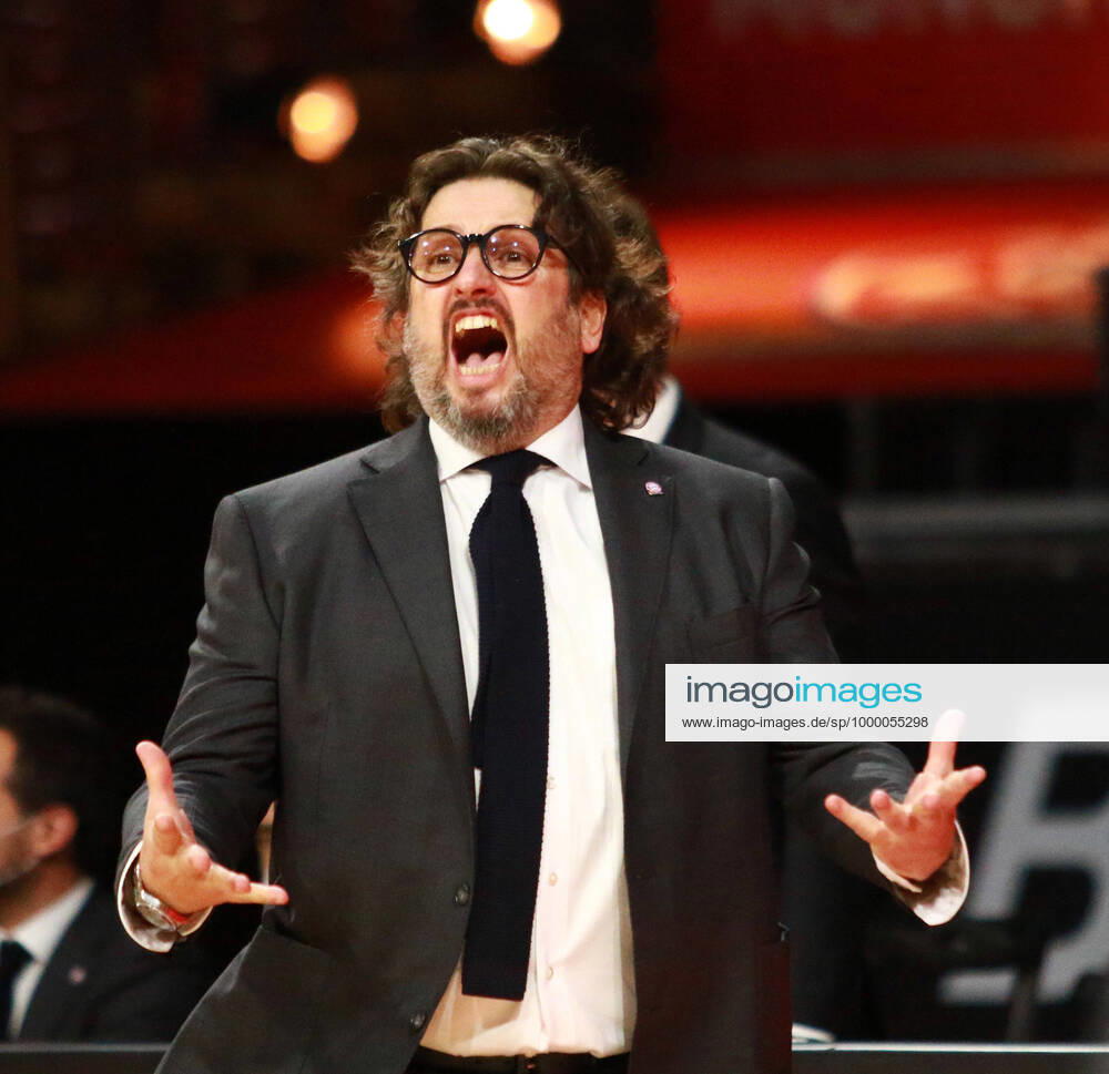 Coach Andrea Trinchieri FCBB screams with joy Basketball, EuroLeague, FC Bayern Munich vs FC Barcelona Audi Dome, 30 12 2021 PHOTO Mladen Lackovic LakoPress