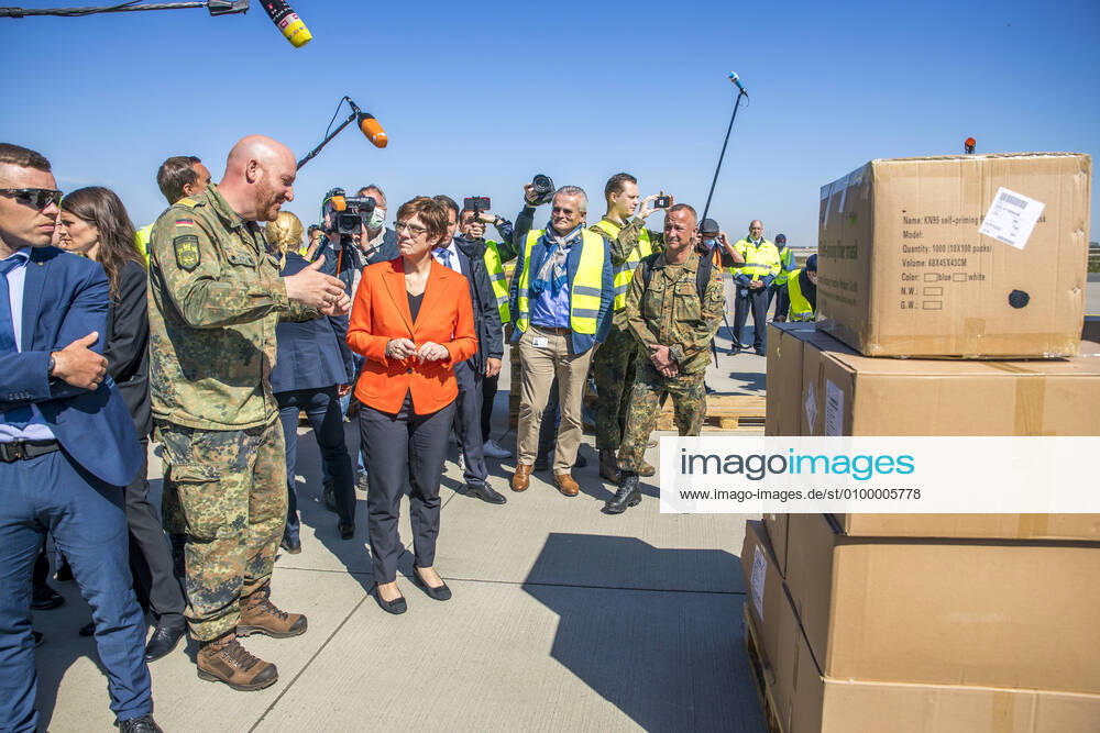 Bilder des Jahres 2020, News 04 April Amtshilfe der Bundeswehr in der Corona-Krise: Bundeswehr transportiert mit Antonow 225 Schutzmasken von China nach Leipzig Verteidigungsministerin Annegret Kramp-Karrenbauer (CDU) begrüßt ressortübergreifende Luftbrücke vor Ort in der Messestadt Auf dem Flughafen Leipzig Halle wird am Montag, den 27. April 2020 eine Lieferung mit Schutzmaterial aus China eintreffen. Mehr als zehn Millionen Schutzmasken kommen als Bundeswehr-Transport mit einer Antonow 225, dem größten und schwersten Frachtflieger der Welt, aus dem chinesischen Tianjin auf dem Flughafen Leipzig Halle an. Bundesministerin der Verteidigung Annegret Kramp-Karrenbauer ist vor Ort in Leipzig, wenn die zweite von insgesamt drei Maschinen auf dem Flughafen der Messestadt landet. Das Bundesministerium der Gesundheit hatte sich Anfang April mit der Bitte um Unterstütz