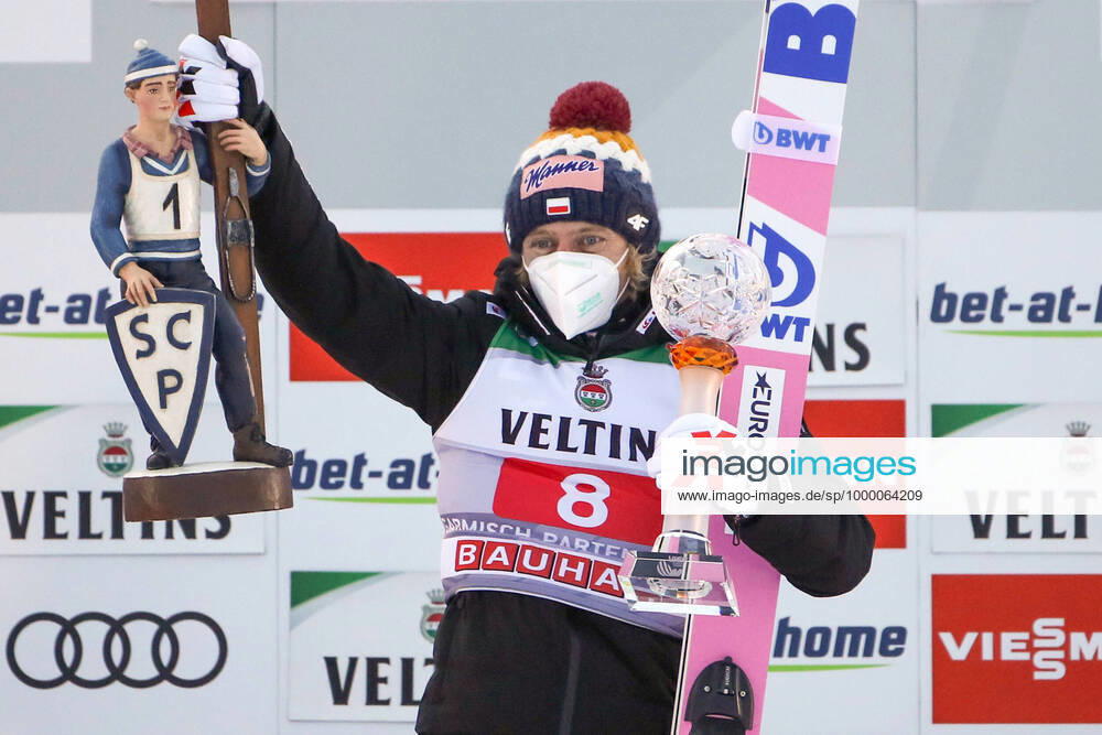 KW53 Ski jumping, Skispringen, Ski, nordisch - FIS WC Garmisch-Partenkirchen GARMISCH-PARTENKIRCHEN,GERMANY,01.JAN.21 - NORDIC SKIING, SKI JUMPING - FIS World Cup, Four Hills Tournament, large hill, award ceremony. Image shows the rejoicing of Dawid Kubacki (POL). keywords: trophy. GEPAxpictures Klansek