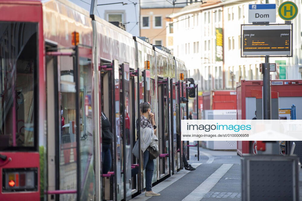 Wuerzburg, City, 27 04 2020, Coronavirus Mandatory masks in Bavaria Picture People in Bavaria must now wear a mouth and nose cover when shopping and on public transport, children from the age of 7 are also required to wear masks