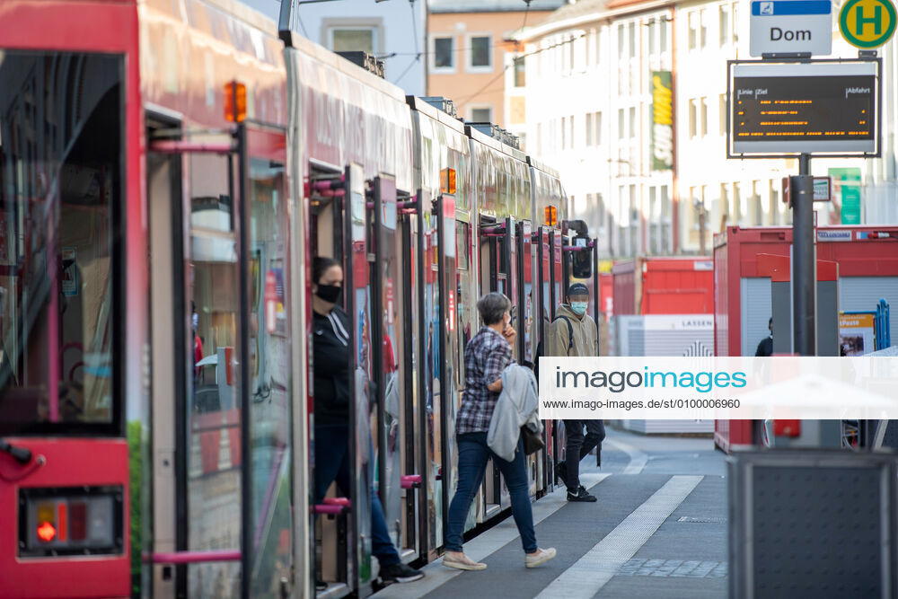 Wuerzburg, City, 27 04 2020, Coronavirus Mandatory masks in Bavaria Picture People in Bavaria must now wear a mouth and nose cover when shopping and on public transport, children from the age of 7 are also required to wear masks