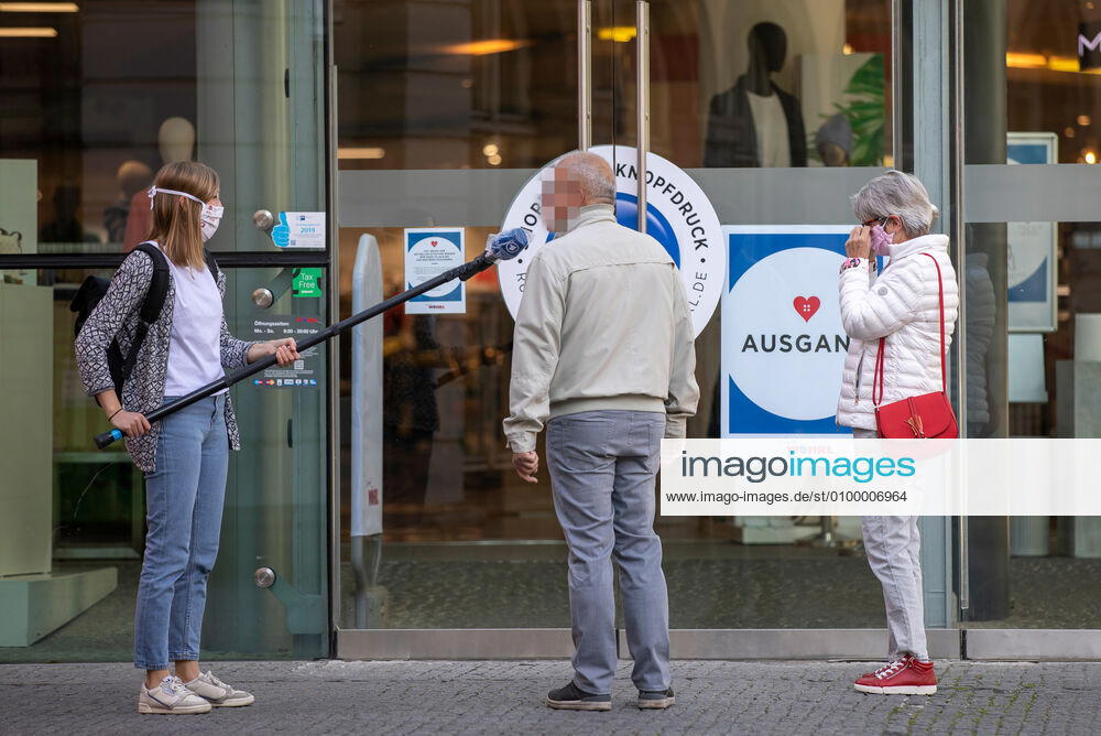 Wuerzburg, City, 27 04 2020, Coronavirus Partial opening of the Wuerzburger Woehrl branch Bild A TV reporter interviewed people before the opening of the Wuerzbuger Woehrl branch Woehrl reached partial opening of sites on the administrative court, the Verkaufsflächen must be limited to a maximum of 800 square meters