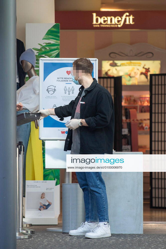 Wuerzburg, City, 27 04 2020, Coronavirus Partial opening of Wuerzburger Woehrl branch Bild Woehrl achieved partial opening of sites through the Administrative Court, the VerkaufsflaÌˆchen must be limited to a maximum of 800 square meters