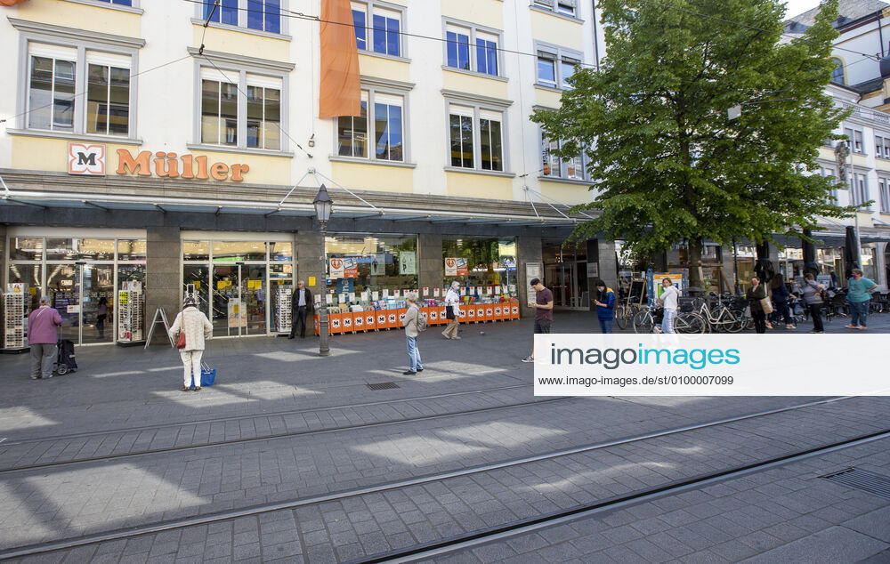 Wuerzburg, City, 27 04 2020, Coronavirus Mandatory masks in Bavaria Picture Big rush at Mueller, customers have to wait in front of the store to comply with the distance regulation, People in Bavaria have to wear a mouth and nose cover when shopping or using public transport, children from 7 years on are also required to wear masks