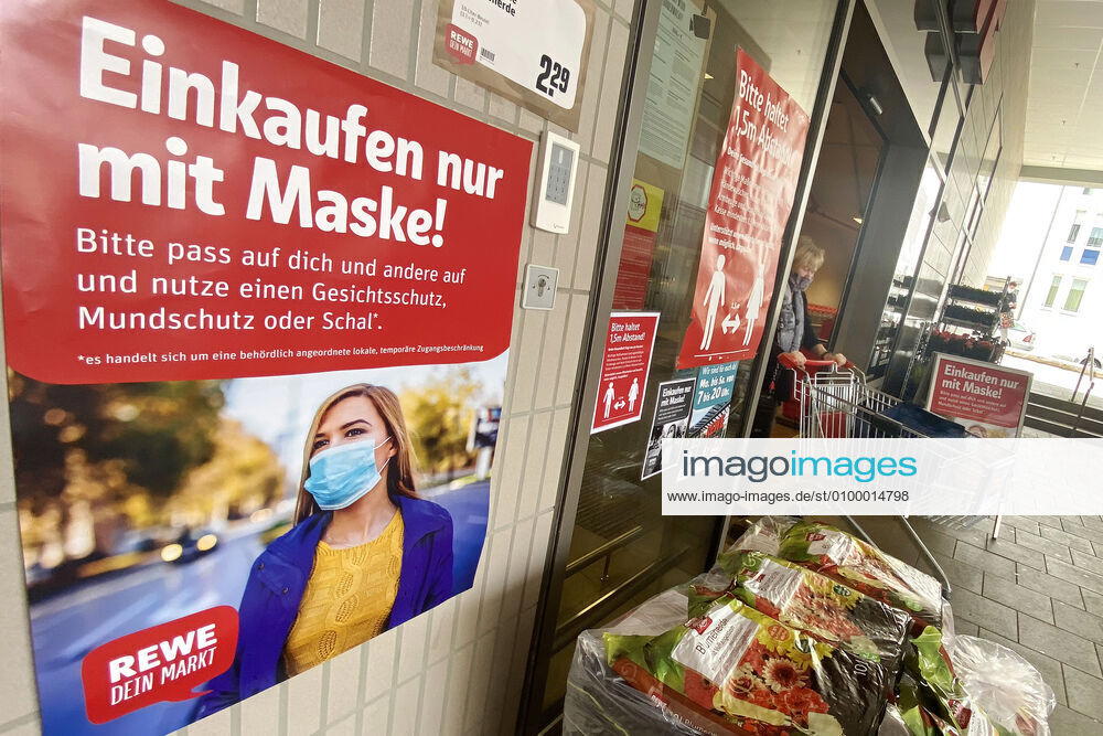 Relaxation and compulsory masks in the coronavirus pandemic Businesses in Bavaria will reopen on April 27th. A sign will indicate that mouth and nose protection must be worn,