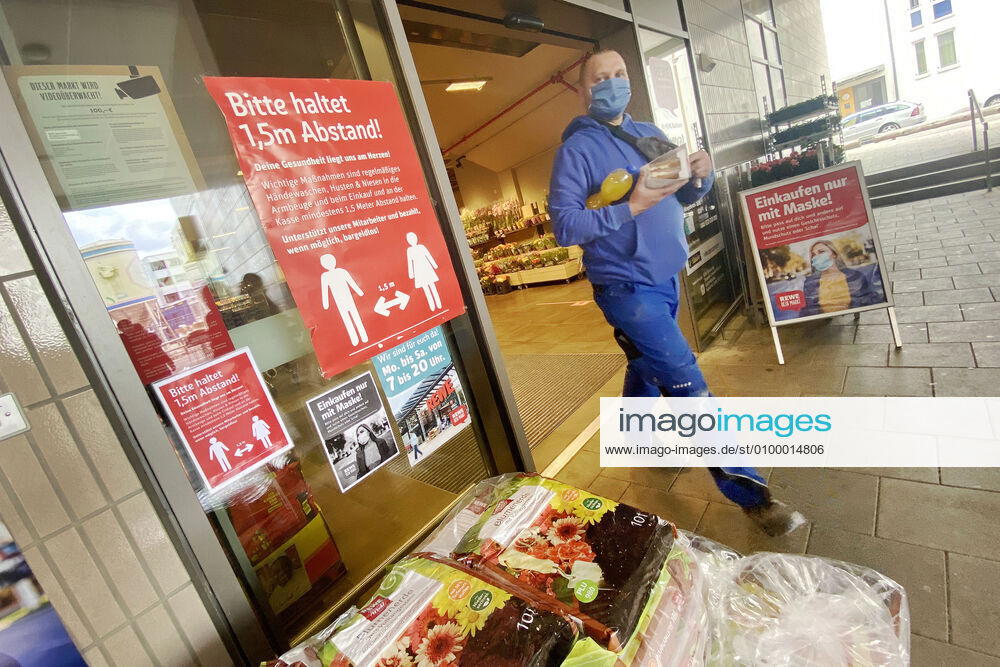 Relaxation and compulsory masks in the coronavirus pandemic Businesses in Bavaria will reopen on April 27th. A sign will indicate the wearing of mouth nose protection Mask duty mouth nose protection REWE supermarket store, branch, entrance,