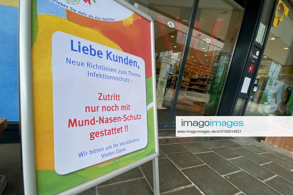 Relaxation and compulsory masks in the coronavirus pandemic Businesses in Bavaria will open again on April 27th with a notice that the display in front of a Sani Plus pharmacy will only allow access with mouth and nose protection,