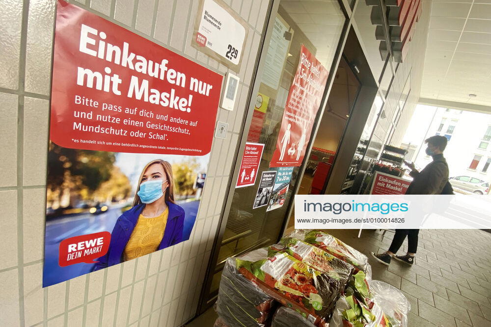 Relaxation and compulsory masks in the coronavirus pandemic Businesses in Bavaria will reopen on April 27th. A sign will indicate that mouth and nose protection must be worn,