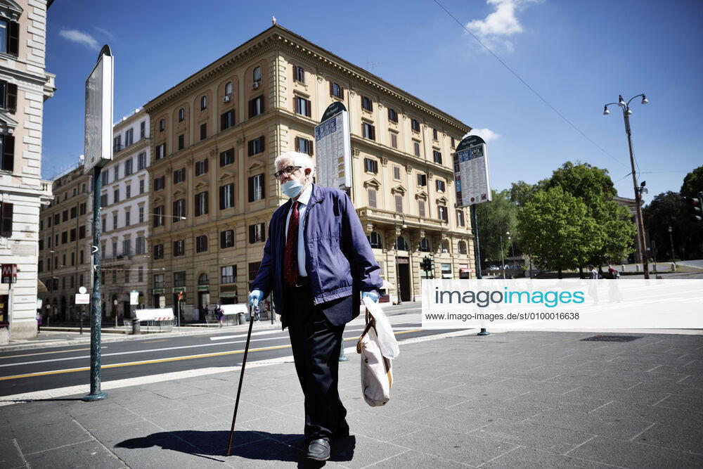 Daily life in the streets of Roma during the Covid-19 outbreak..The Italian prime minister Giuseppe Conte has announced the â€oeFase 2†(second fase) from the 4th of May..All the city, as all the whole country, is under quarantine and the movement are restricted to the necessary. .The streets of the city are empty and controled by the amry. Roma Italy - ZUMAt147 20200427_zip_t147_007