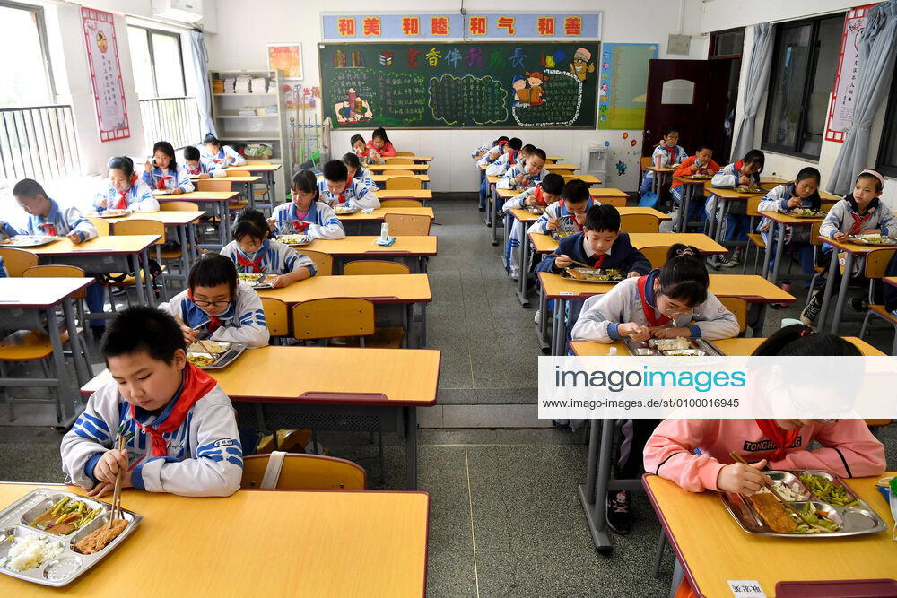 (200427) -- XI AN, April 27, 2020 -- Students have lunch at Shaanxi Normal University Jinyuan Primary School in Xi an, northwest China s Shaanxi Province, April 27, 2020. Primary school students in grades 4 to 6 in Xi an returned to school on Monday. ) CHINA-SHAANXI-XI AN-STUDENTS-BACK TO SCHOOL (CN) LiuxXiao