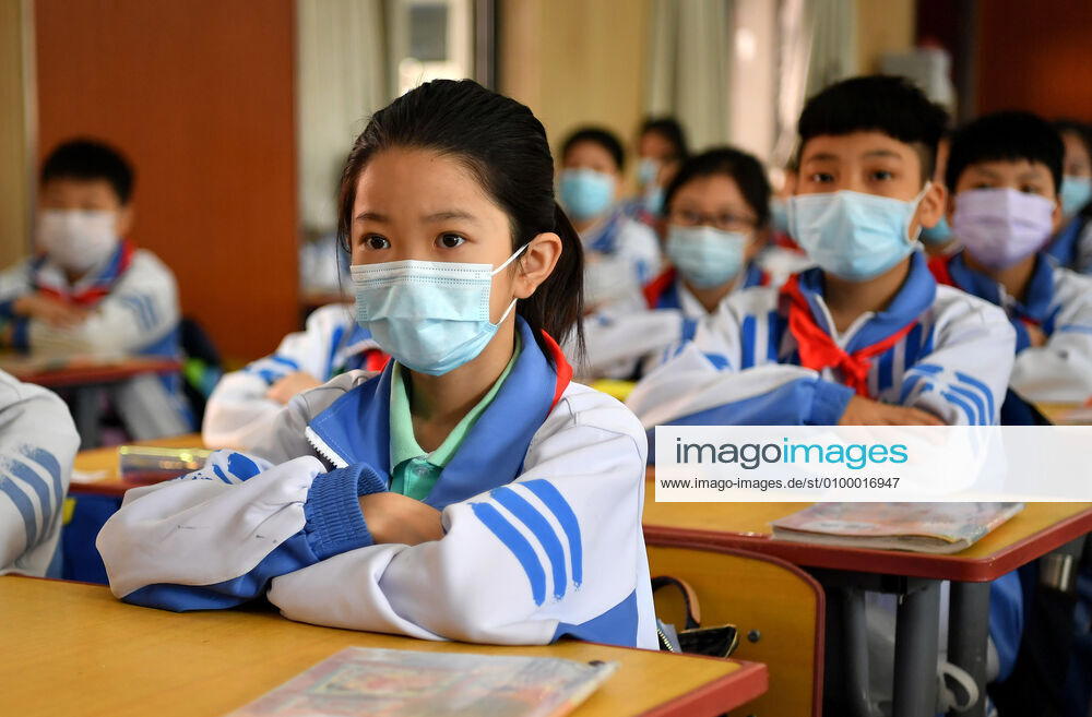 (200427) -- XI AN, April 27, 2020 -- Students attend a class at Shaanxi Normal University Jinyuan Primary School in Xi an, northwest China s Shaanxi Province, April 27, 2020. Primary school students in grades 4 to 6 in Xi an returned to school on Monday. ) CHINA-SHAANXI-XI AN-STUDENTS-BACK TO SCHOOL (CN) LiuxXiao