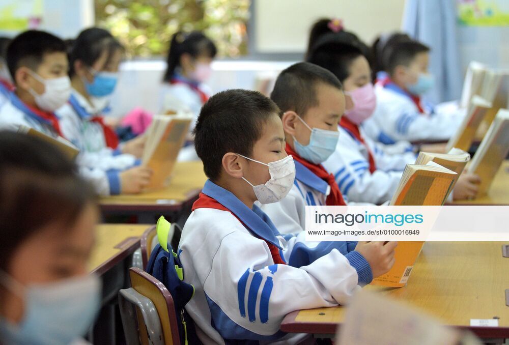 (200427) -- XI AN, April 27, 2020 -- Students attend a class at Shaanxi Normal University Jinyuan Primary School in Xi an, northwest China s Shaanxi Province, April 27, 2020. Primary school students in grades 4 to 6 in Xi an returned to school on Monday. ) CHINA-SHAANXI-XI AN-STUDENTS-BACK TO SCHOOL (CN) LiuxXiao