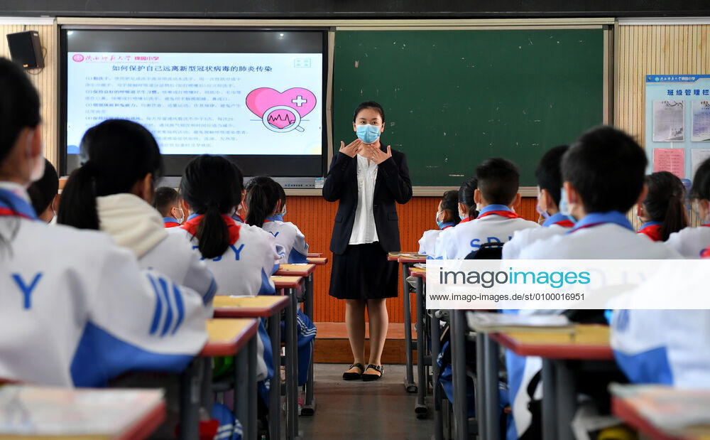 (200427) -- XI AN, April 27, 2020 -- A teacher introduces knowledge on epidemic prevention and control to students at a class in Shaanxi Normal University Jinyuan Primary School in Xi an, northwest China s Shaanxi Province, April 27, 2020. Primary school students in grades 4 to 6 in Xi an returned to school on Monday. ) CHINA-SHAANXI-XI AN-STUDENTS-BACK TO SCHOOL (CN) LiuxXiao