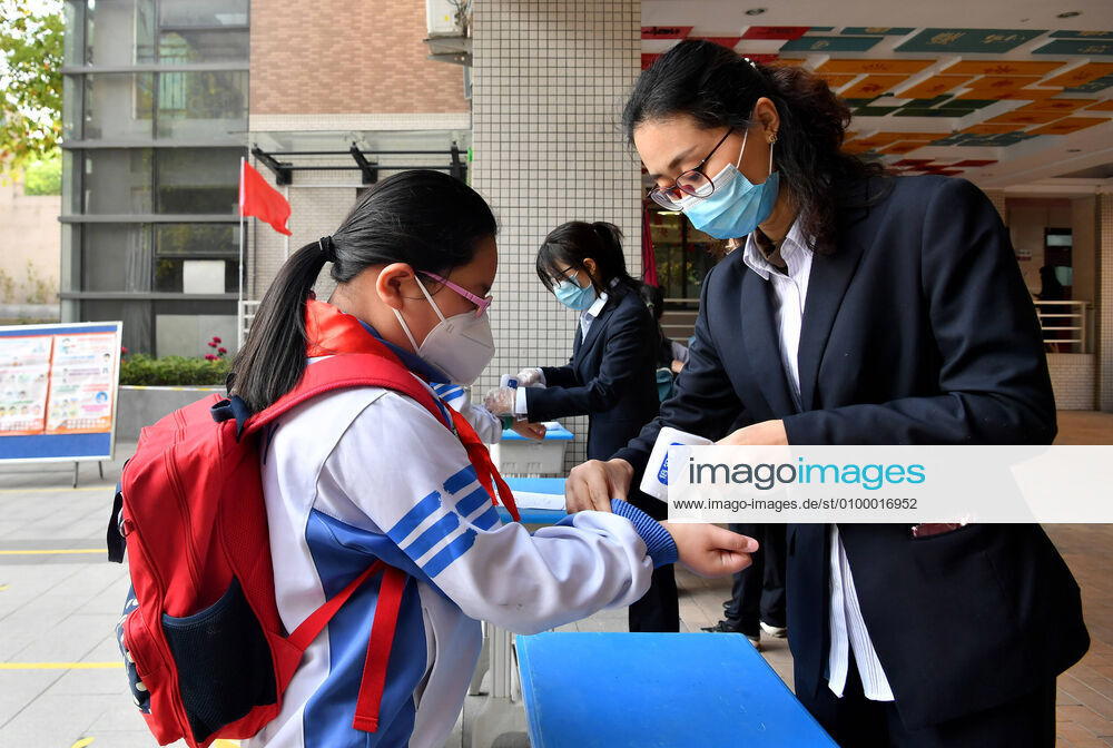 (200427) -- XI AN, April 27, 2020 -- A student gets her body temperature measured before entering Shaanxi Normal University Jinyuan Primary School in Xi an, northwest China s Shaanxi Province, April 27, 2020. Primary school students in grades 4 to 6 in Xi an returned to school on Monday. ) CHINA-SHAANXI-XI AN-STUDENTS-BACK TO SCHOOL (CN) LiuxXiao