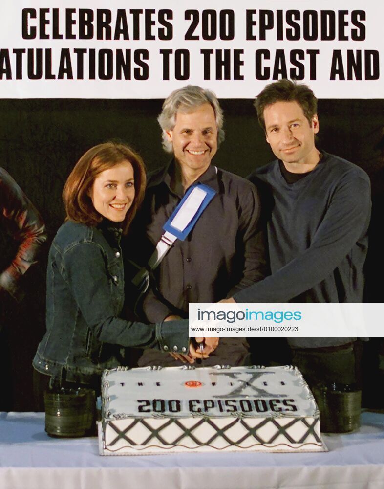 THE X-FILES, 1993-2002, Gillian Anderson, Chris Carter, David Duchovny, TM and Copyright (c) 20th Century Fox Film Corp. All rights reserved. 20thCentFox Courtesy Everett Collection !ACHTUNG AUFNAHMEDATUM GESCHÃ„TZT! PUBLICATIONXNOTxINxCANxCHNxFRAxITAxJPNxNORxPOLxRUSxESPxUKxUSA