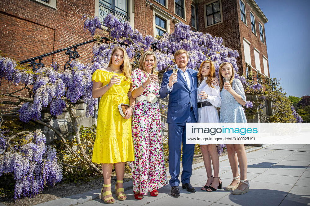 Garden King Willem-Alexander and Queen Maxima and Princess Amalia and Princess Alexia and Princess Ariane during the national toast under the wisteria ( Blauwe regen) in the garden at palace Huis ten Bosch celebrating Kingsday, due to the Covid 19 corona, in The Hague.