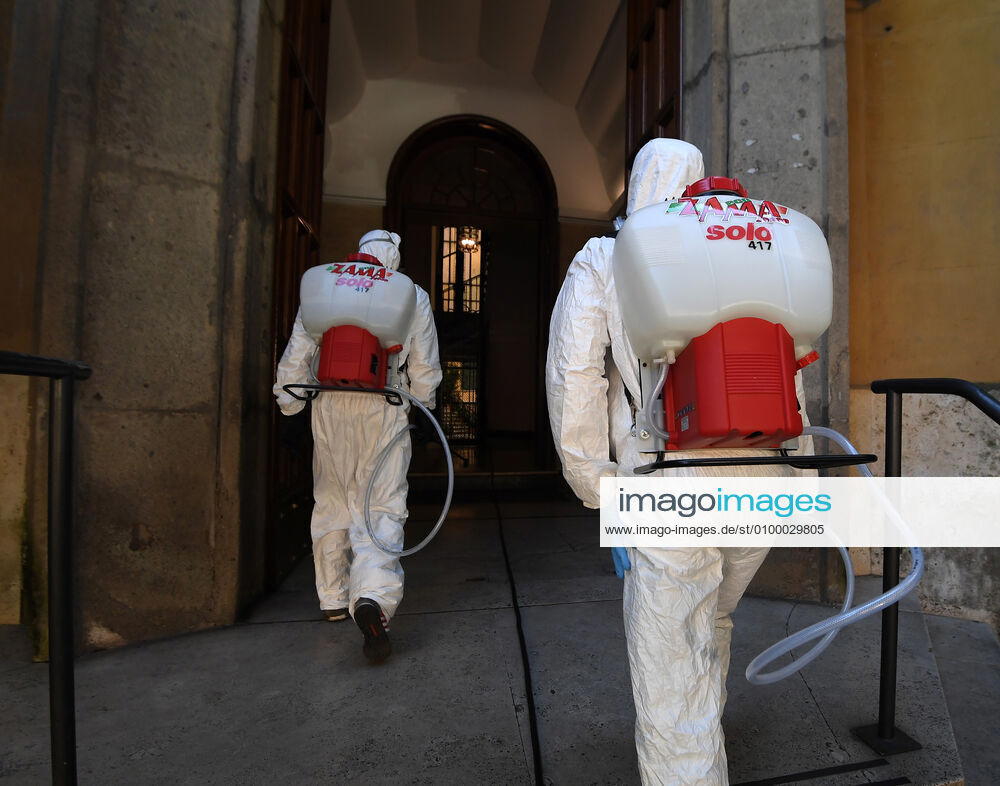 (200427) -- ROME, April 27, 2020 (Xinhua) -- Staff of a disinfection company walk into a residential building to carry out disinfection amid the coronavirus pandemic in Rome, Italy, April 27, 2020. (Photo by Alberto Lingria Xinhua) ITALY-ROME-COVID-19-DISINFECTION