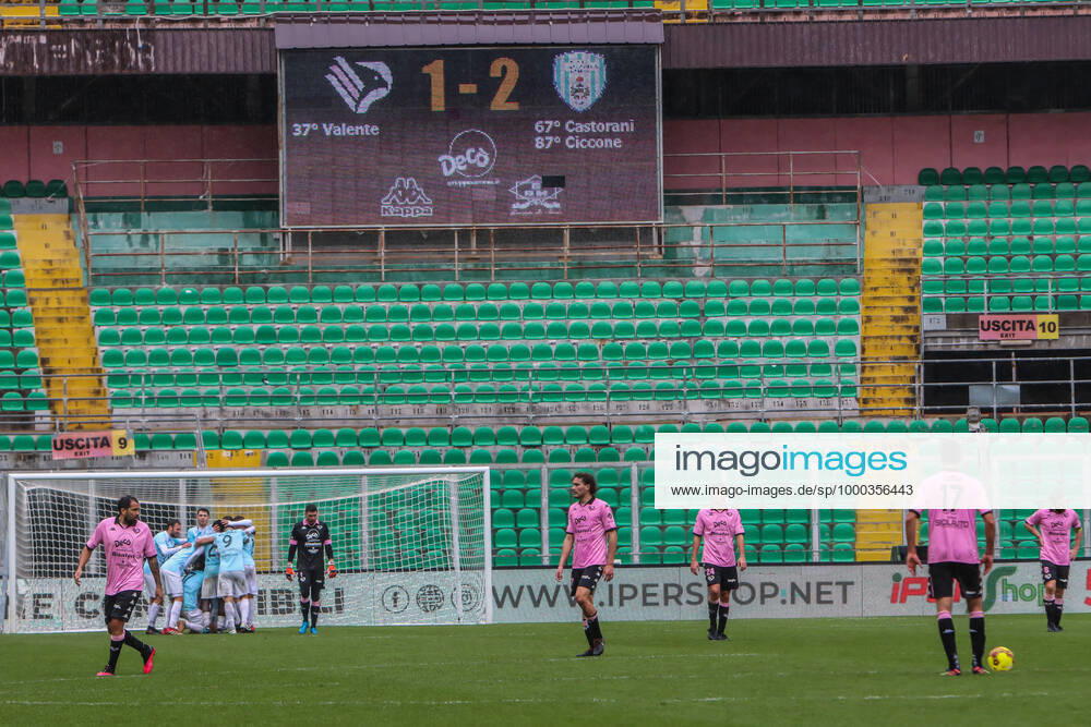 Serie C: Palermo FC vs Virtus Francavilla Virtus Francavilla players cheer after the goal . Palermo FC vs Virtus Francavilla at Stadium Renzo Barbera. Palermo Italy