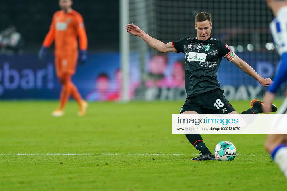 GER, 1 FBL Hertha BSC Berlin vs SV Werder Bremen 22 01 2021, Olympiastadion, Berlin, GER, 1 FBL Hertha BSC Berlin vs SV Werder Bremen, in picture Niklas Moisander Werder Bremen 18 captain , ball at foot nordphoto.GmbHxx xgumzmedia nphgm01