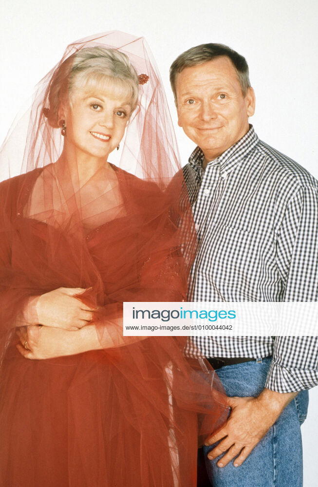 MRS. SANTA CLAUS, (from left): Angela Lansbury, costume designer Bob Mackie, 1996. Hallmark Entertainment Courtesy: Everett Collection Hallmark Entertainment Courtesy Everett Collection !ACHTUNG AUFNAHMEDATUM GESCHÄTZT! PUBLICATIONXNOTxINxCANxCHNxFRAxITAxJPNxNORxPOLxRUSxESPxUKxUSA