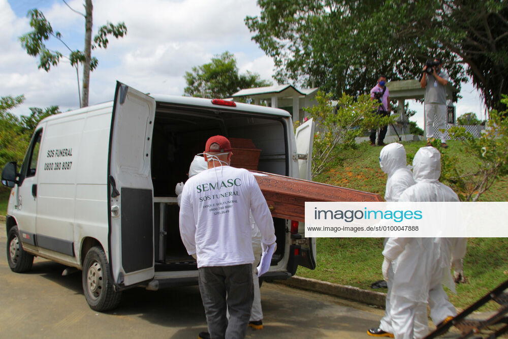 Coronavirus in Brasilien, Massenbegräbnis in Manaus MANAUS, AM - 27.04.2020: MOVIMENTAÇÃO NO CEMITÉRIO PARQUE MANAUS - Movement in the Parque de Manaus cemetery, this Monday morning (27), in the Tarumã neighborhood, west of the city of Manaus. In the photo, funeral directors place the coffins taken from a refrigerated container that was installed in the cemetery to store the coffins. x1907662x SandroxPereira