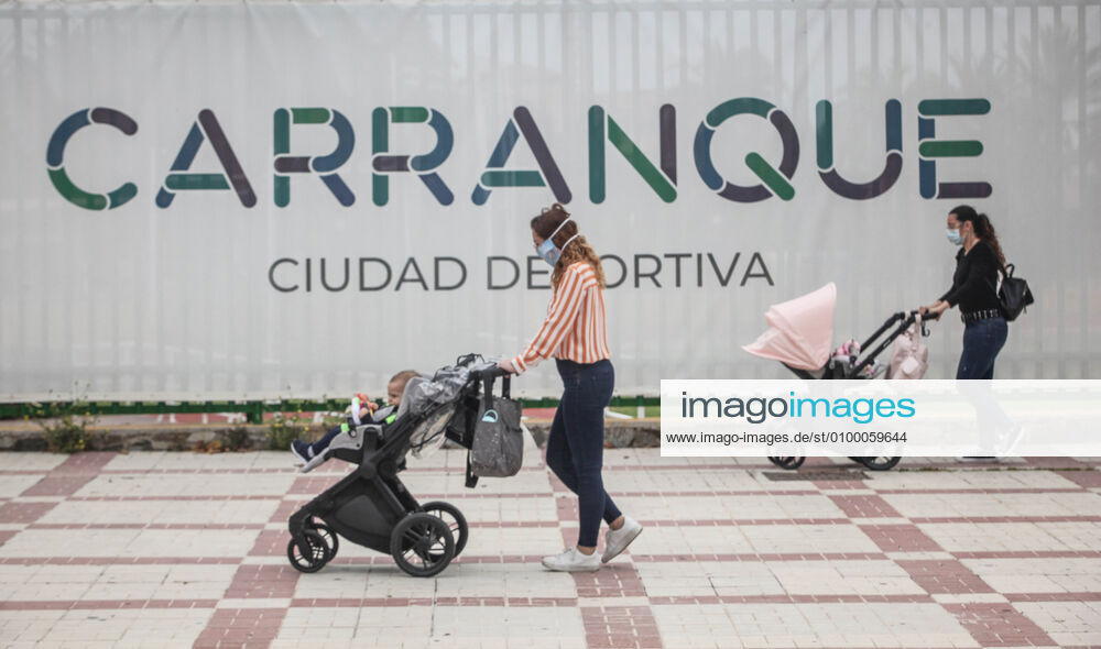 27 April 2020 (Malaga) second day of leave for children from 0 to 14 years accompanied by an adult measure of the Spanish government due to the crisis of the coronavirus - ZUMAc161 20200427_zap_c161_080