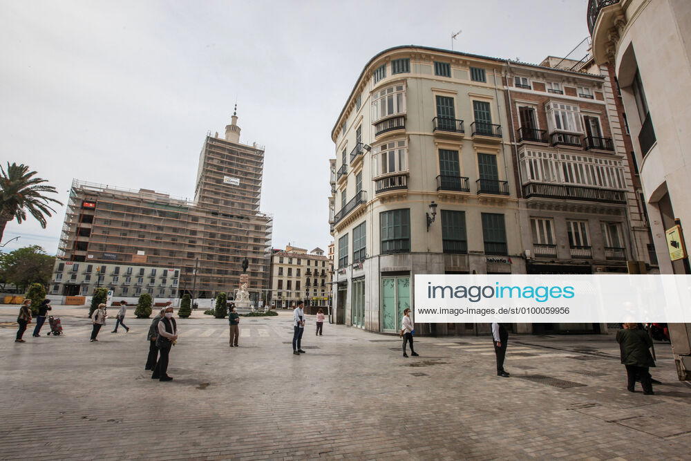 27 April 2020 (Malaga) people from Malaga queue at the banks door to collect state aid and payments for the coronavirus crisis - ZUMAc161 20200427_zap_c161_083