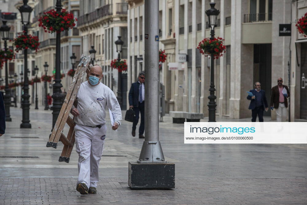 27 April 2020 (Malaga) mask worker on the street during the coronavirus crisis - ZUMAc161 20200427_zap_c161_089