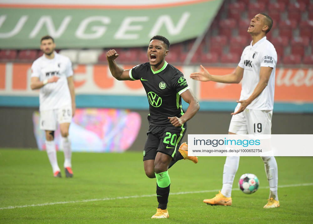 Fussball 1 Bundesliga, FC Augsburg VfL Wolfsburg 06 02 2021, Fussball 1 Bundesliga, FC Augsburg VfL Wolfsburg, v l Ridle Baku VfL Wolfsburg , Felix Udiokhai FC Augsburg gives instructions, gesticulate, gesticulate with arms gives instructions, gesticulate, abseitstor jubel National and International News Agencies OUT Editorial Use ONLY Foto Eduard Martin Jan Huebner Pool Augsburg WWK ARENA Bayern Deutschland DE Poolfoto Eduard Martin Jan Huebner Pool ,