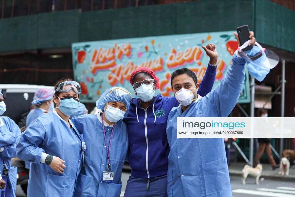 Health professionals are honored by residents and firefighters outside a Manhattan hospital in New York City during the Coronavirus COVID-19 pandemic in the United States. New York USA - ZUMAc233 20200427_zsp_c233_023