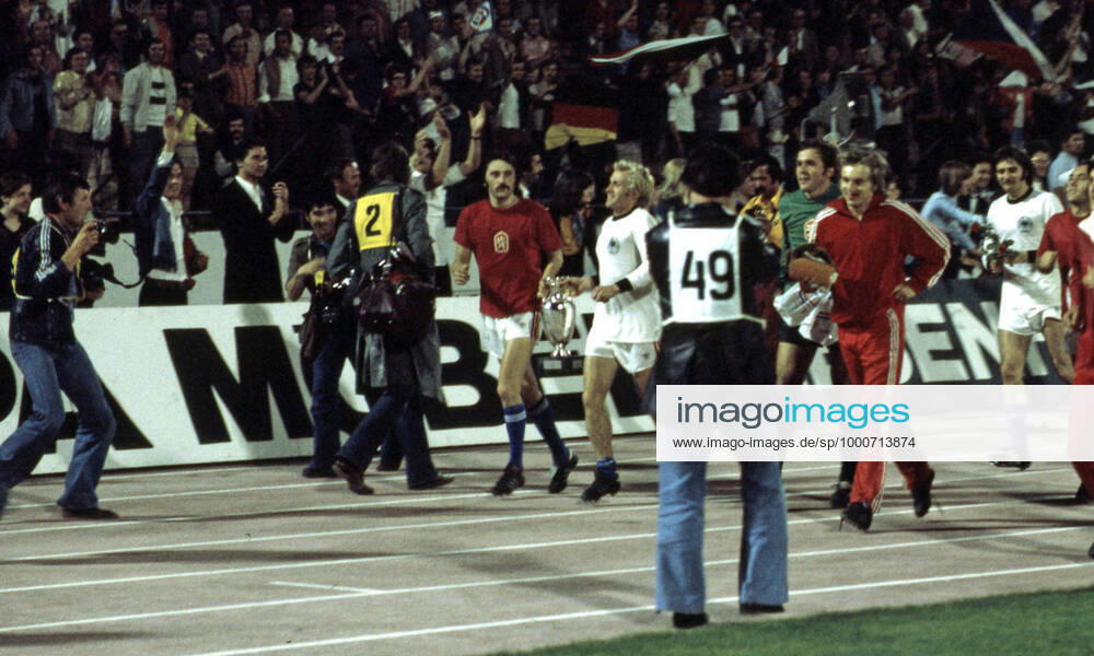 20 06 76 CSSR Germany Yugoslavia, Belgrade, 20 06 1976, Football, UEFA Euro 1976 in Yugoslavia, Final, CSSR DFB Germany 5 3 i E v l Antonin Panenka, Jan Pivarnik both CSSR with the Euro Cup