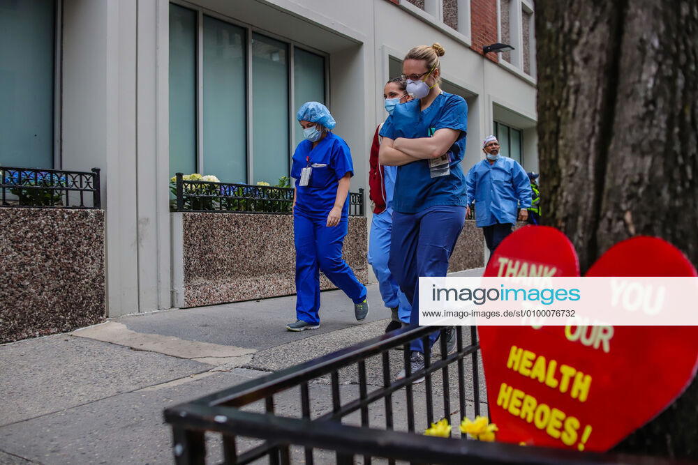 Health professionals are honored by residents and firefighters outside a Manhattan hospital in New York City on Monday during the Coronavirus COVID-19 pandemic in the United States. New York USA - ZUMAc233 20200427_zsp_c233_043