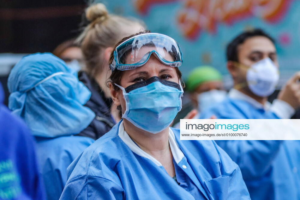 Health professionals are honored by residents and firefighters outside a Manhattan hospital in New York City on Monday during the Coronavirus COVID-19 pandemic in the United States. New York USA - ZUMAc233 20200427_zsp_c233_047