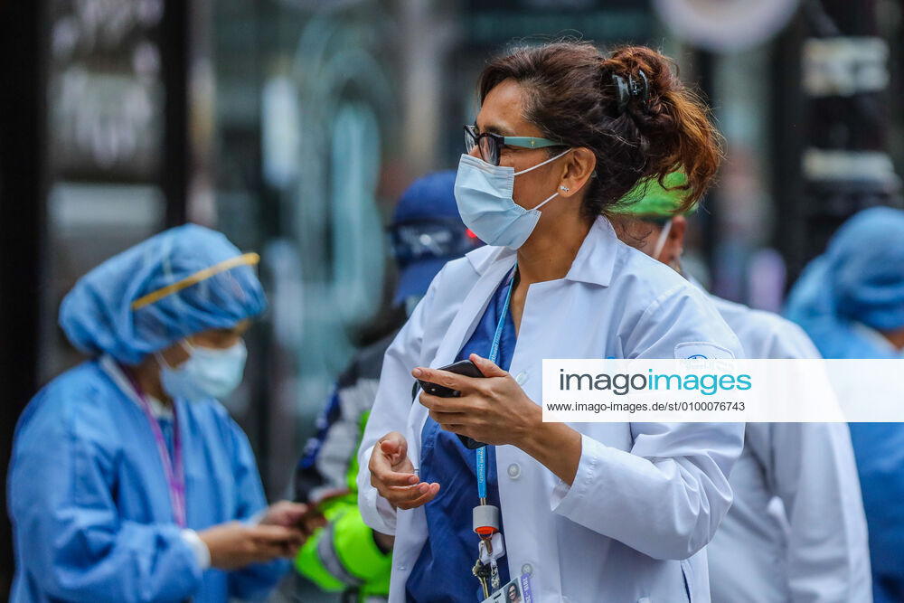 Health professionals are honored by residents and firefighters outside a Manhattan hospital in New York City on Monday during the Coronavirus COVID-19 pandemic in the United States. New York USA - ZUMAc233 20200427_zsp_c233_049