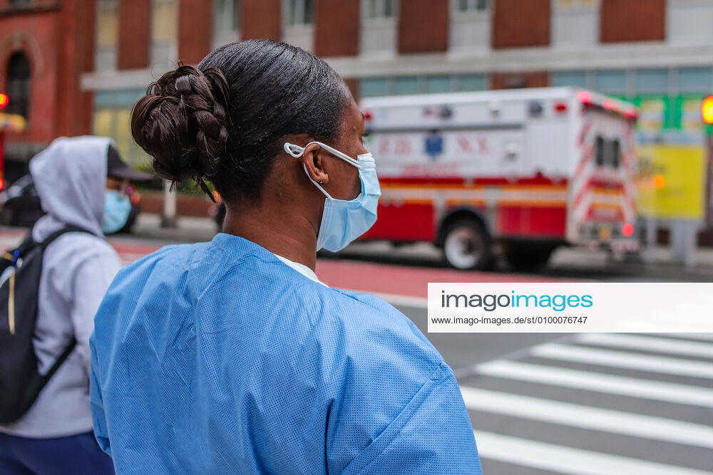 Health professionals are honored by residents and firefighters outside a Manhattan hospital in New York City on Monday during the Coronavirus COVID-19 pandemic in the United States. New York USA - ZUMAc233 20200427_zsp_c233_051