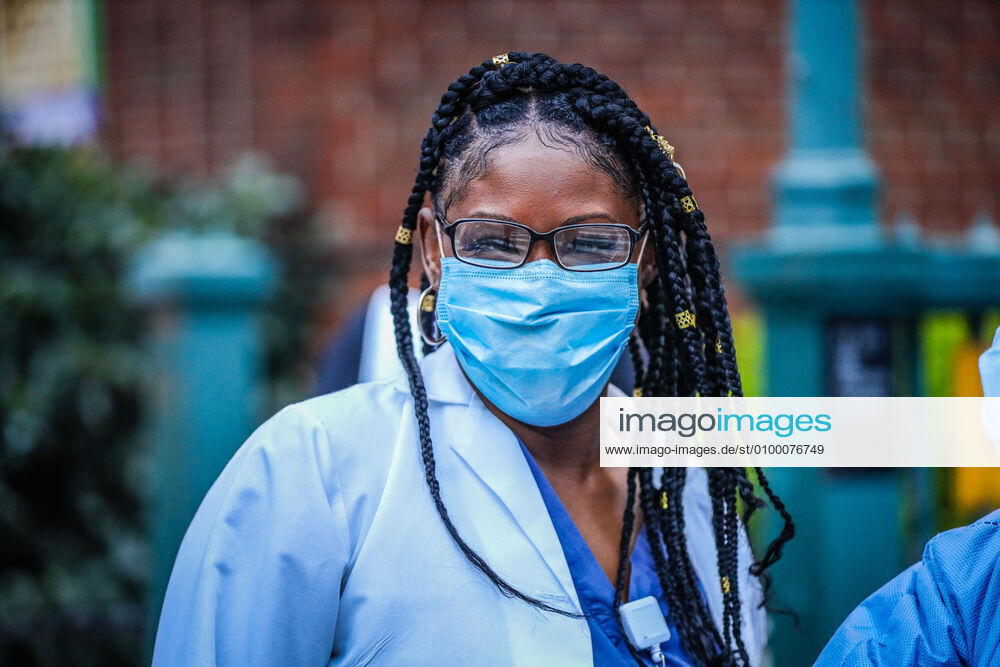 Health professionals are honored by residents and firefighters outside a Manhattan hospital in New York City on Monday during the Coronavirus COVID-19 pandemic in the United States. New York USA - ZUMAc233 20200427_zsp_c233_052