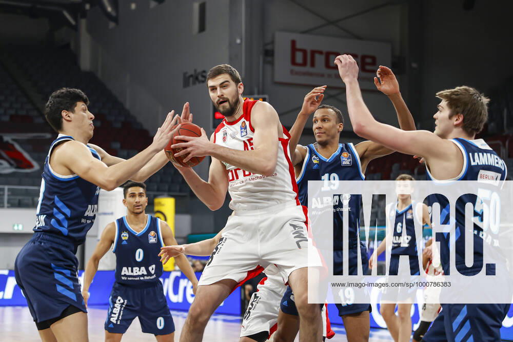 Center Christian Sengfelder Brose Bamberg, 43 left Simone Fontecchio Alba Berlin, 20 2 v right Louis Olinde Alba Berlin, 19 right Ben Lammers Alba Berlin, 50 Brose Bamberg Alba Berlin easyCredit BBL Basketball Bundesliga Basketball Season 2020 21 19 Matchday, 14 02 2021 Bamberg, Brose Arena