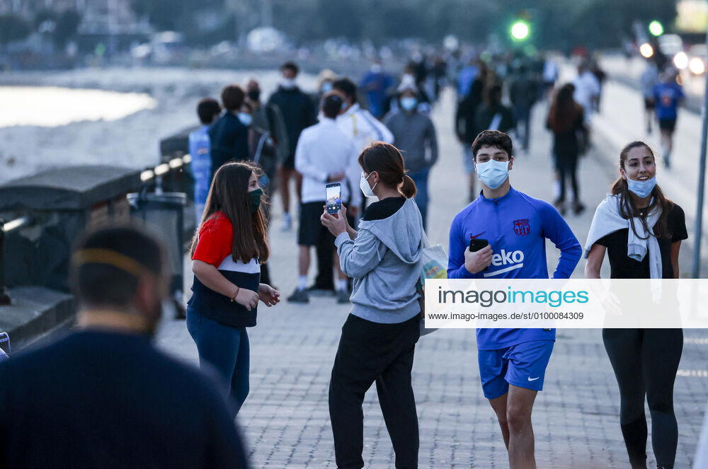 Naples 27-04-2020 Coronavirus emergency (COVID-19) first day of walking and jogging for the Neapolitans as ordered by the President of the Campania Region Vincenzo De Luca, in the photo the Lungomare invaded by people (Newfotosud Alessandro Garofalo) (Napolipress Alessandro Garofalo Fotogramma, Naples - 2020-04-27) p.s. la foto e utilizzabile nel rispetto del contesto in cui e stata scattata, e senza intento diffamatorio del decoro delle persone rappresentate